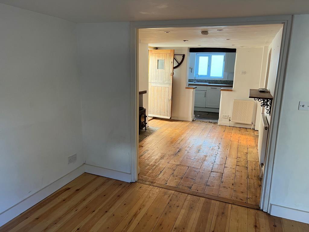 Lot: 74 - THREE-BEDROOM TOWN CENTRE HOUSE FOR IMPROVEMENT - Looking into entrance hall from living room